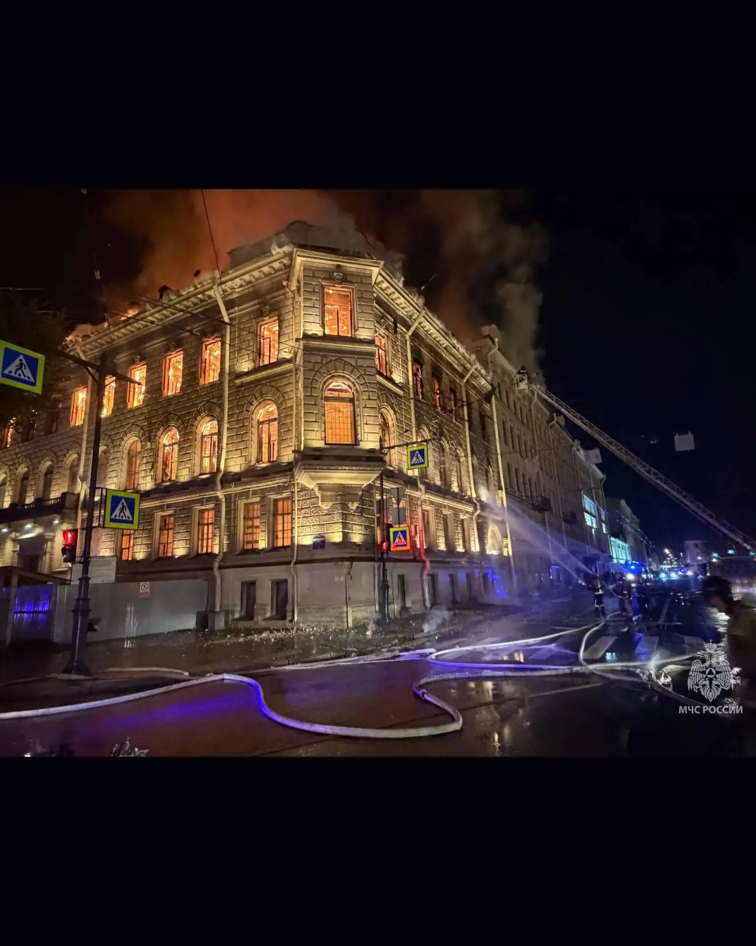 ⚡️С огонем в особняке Миллера борются более 100 пожарных