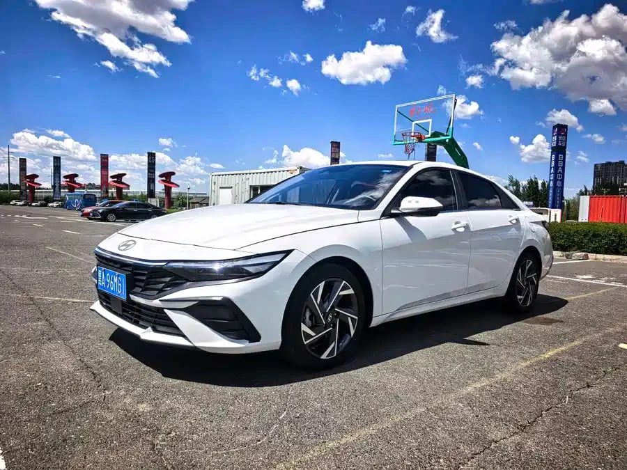 Hyundai Elantra 1.5L CVT LUX Premium Edition