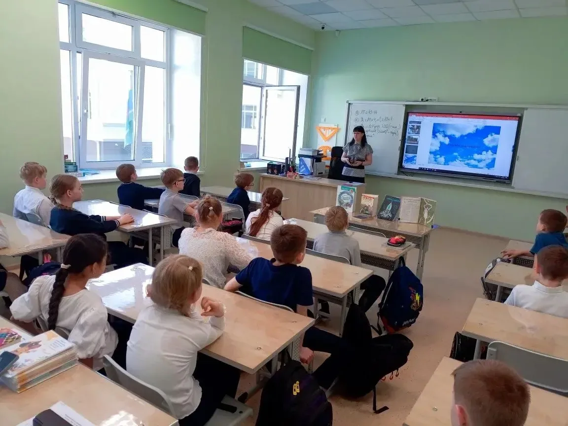 В 3-х классах прошёл библиотечный урок в рамках патриотического воспитания — «Ласточки Победы». 🕊️  