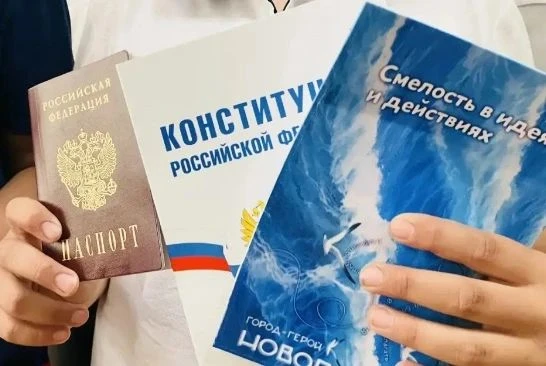 🇷🇺 Первые паспорта получила молодёжь в присутствии своих семей накануне Дня Флага