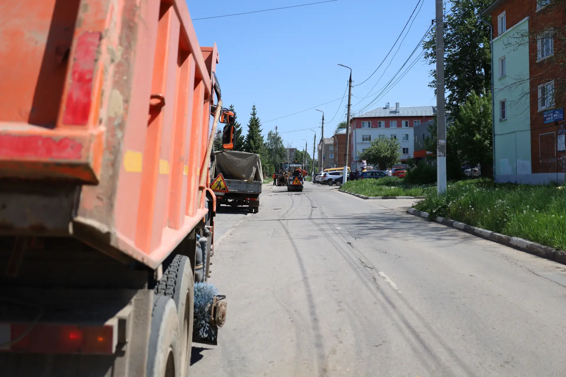 🚧 В Новомосковске продолжается ямочный ремонт дорог  Дорожные службы продолжают работу на улицах гор