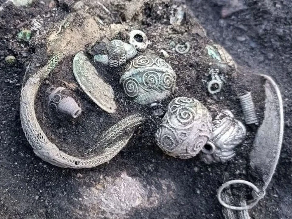 😱 Крупнейший серебряный клад обнаружили археологи в Ленобласти
