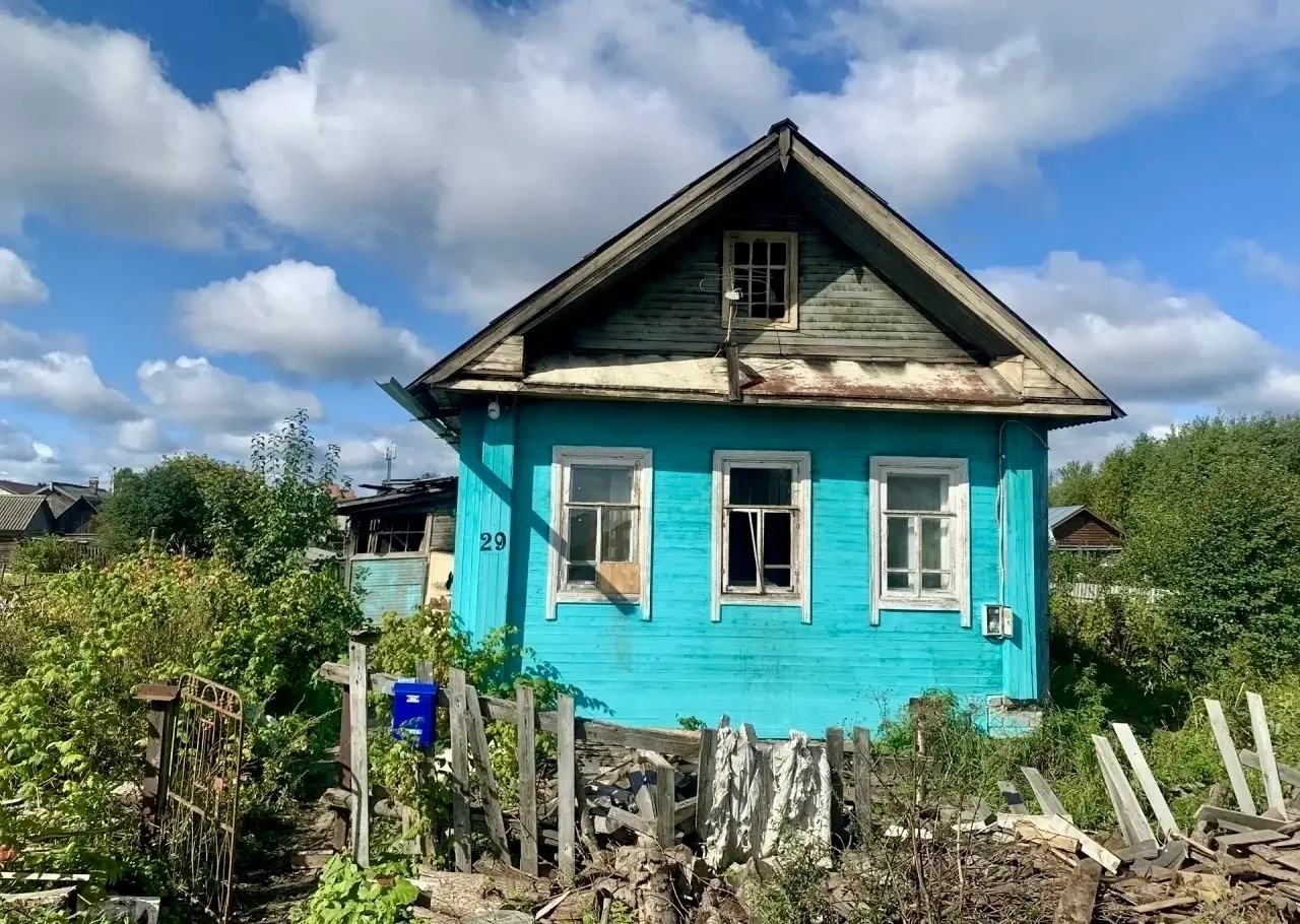 Пожарные спасли женщину из горящего дома.