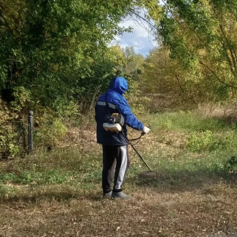 🍂 В Гагаринском районе продолжаются плановые работы по благоустройству