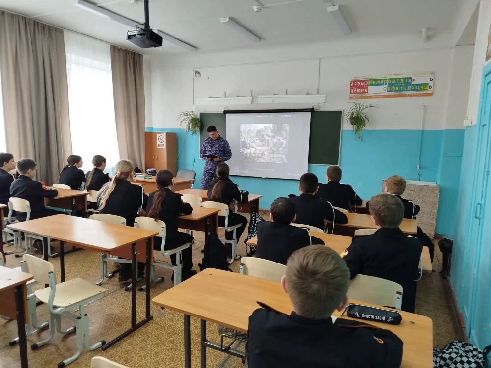 В 6"А" классе состоялась очередная встреча с сотрудниками Росгвардии. Денис Васильевич Стекольщиков 