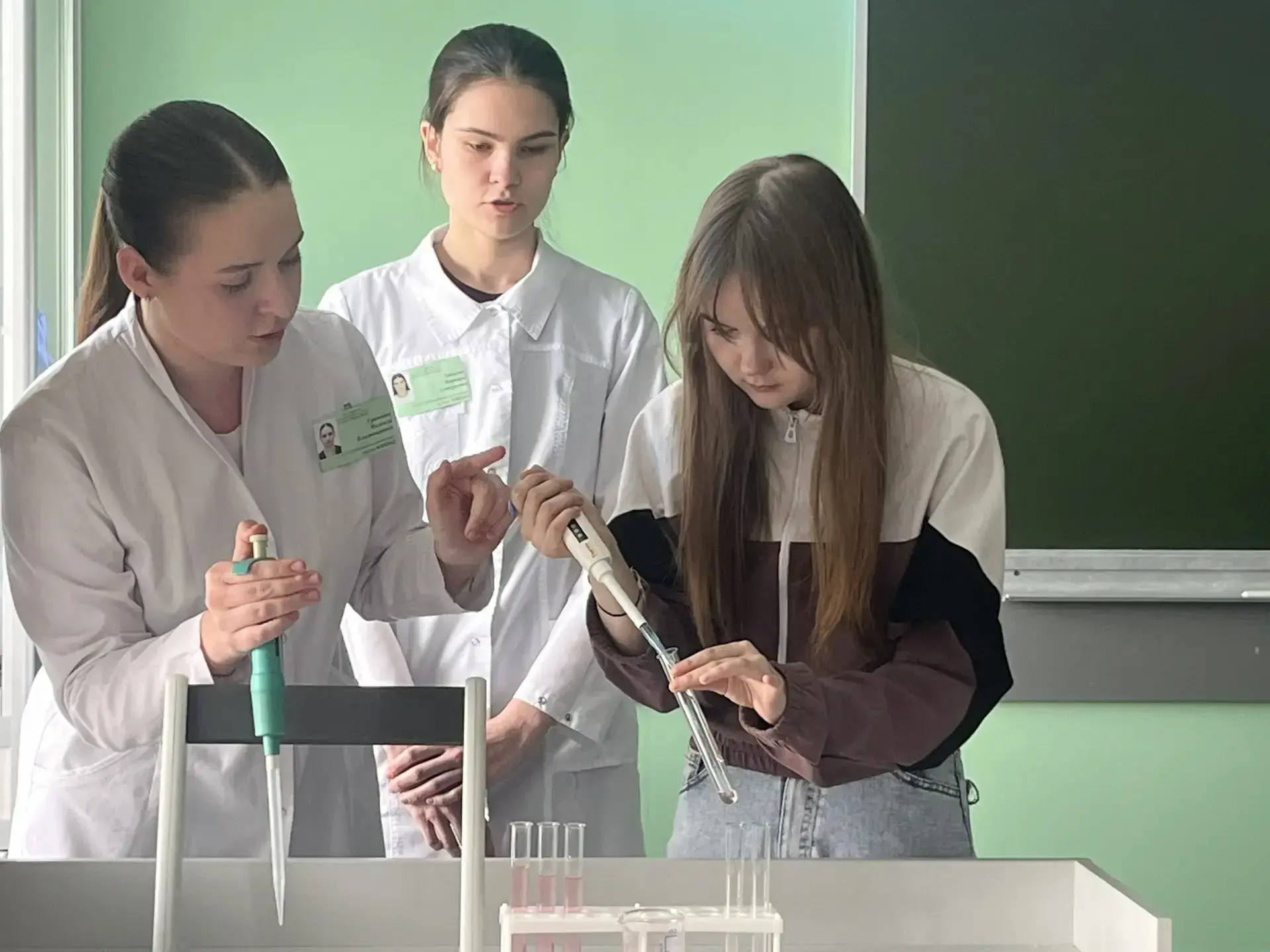 «Роботы, реанимация и бактерии на десерт»: как белгородские школьники открыли систему среднего профе