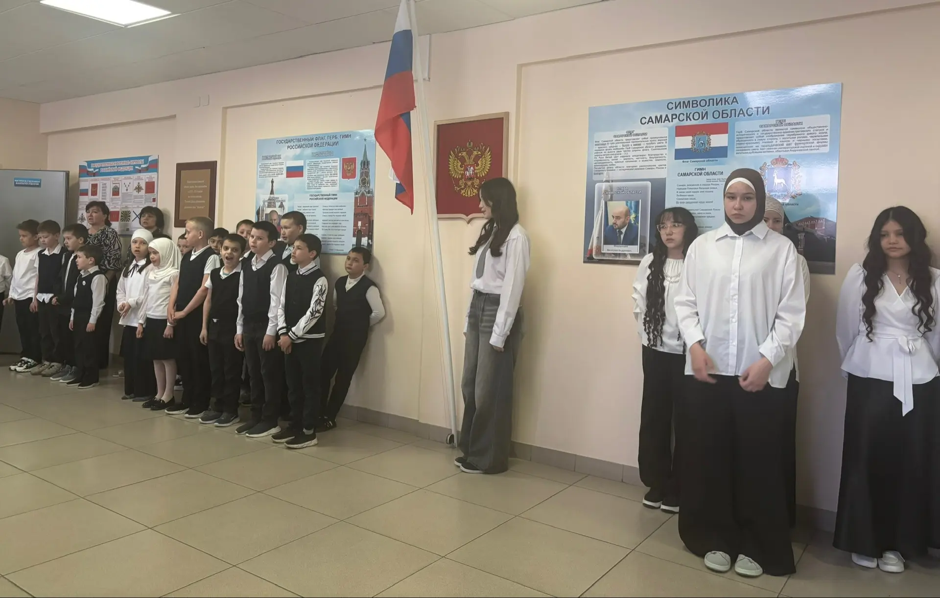 🇷🇺 Первая учебная неделя после каникул в нашей школе началась с традиционной церемони...