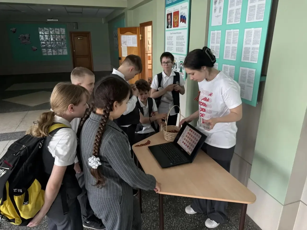 🌟 Интеллектуальный квиз в честь 9 мая! 🇷🇺  В этом году активисты «Движение первых» вместе с нашим ку
