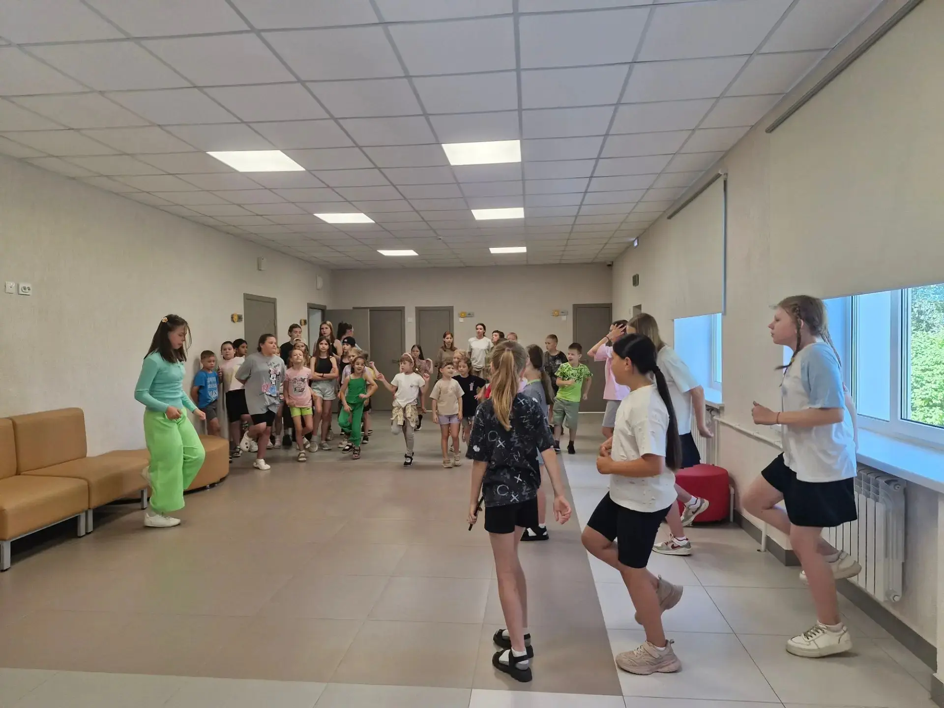 ✨️ В нашем летнем школьном лагере ребята весело проводят время! 🎶 Они делают утреннюю зарядку, игра