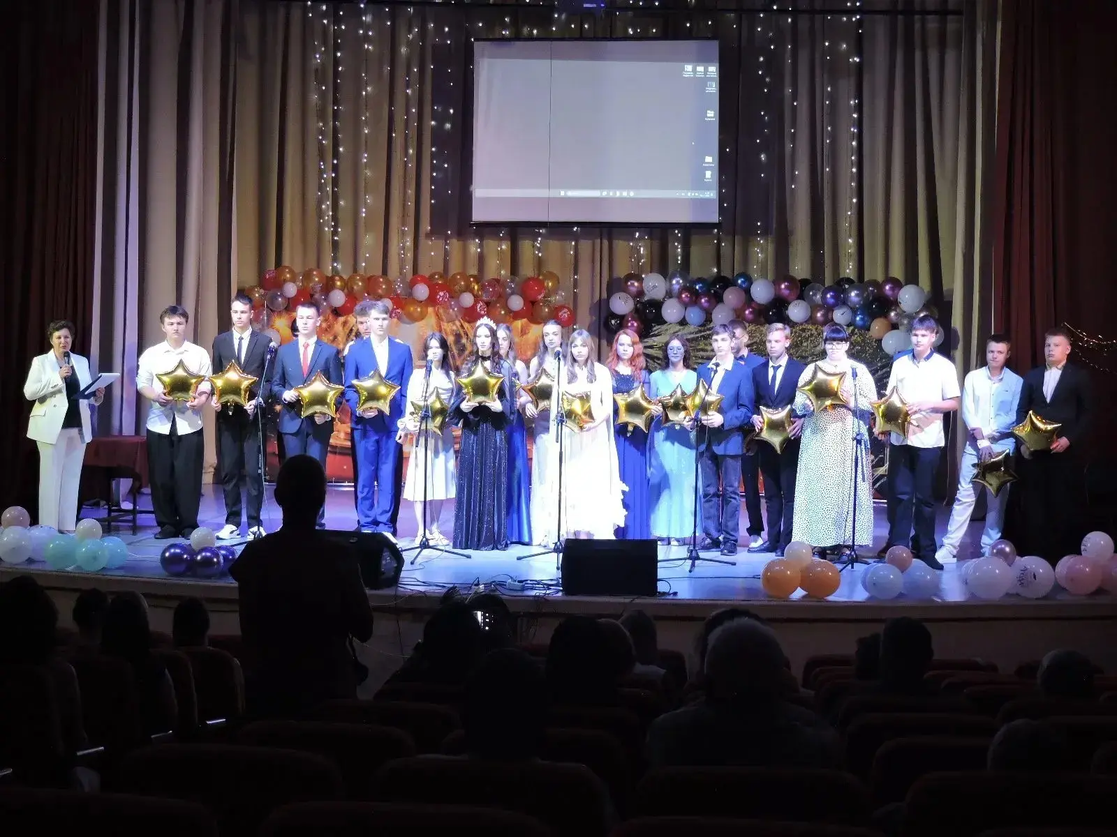 Улыбки, волнение, слёзы, цветы, слова благодарности и прощания... 
Одиннадцать лет, наполненных друж