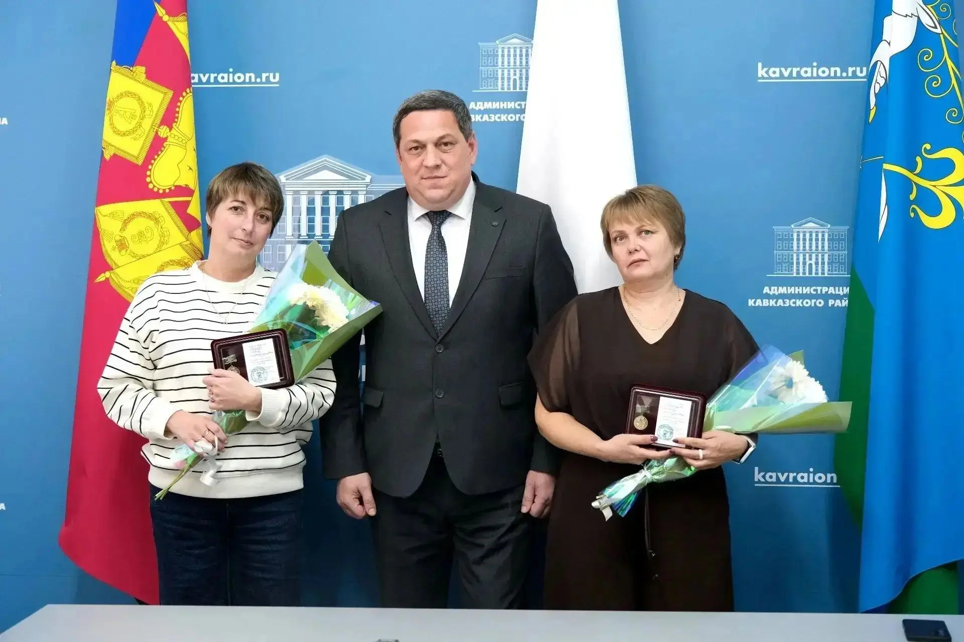 Глава Кавказского района Юрий Ханин вручил памятные медали «Супруге Защитника Отечества...