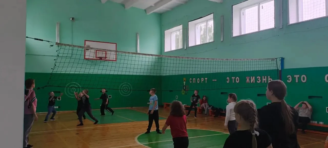 Сегодня в пришкольном лагере «Улыбка» день был наполнен активностями.
Утро прошло за настольными игр