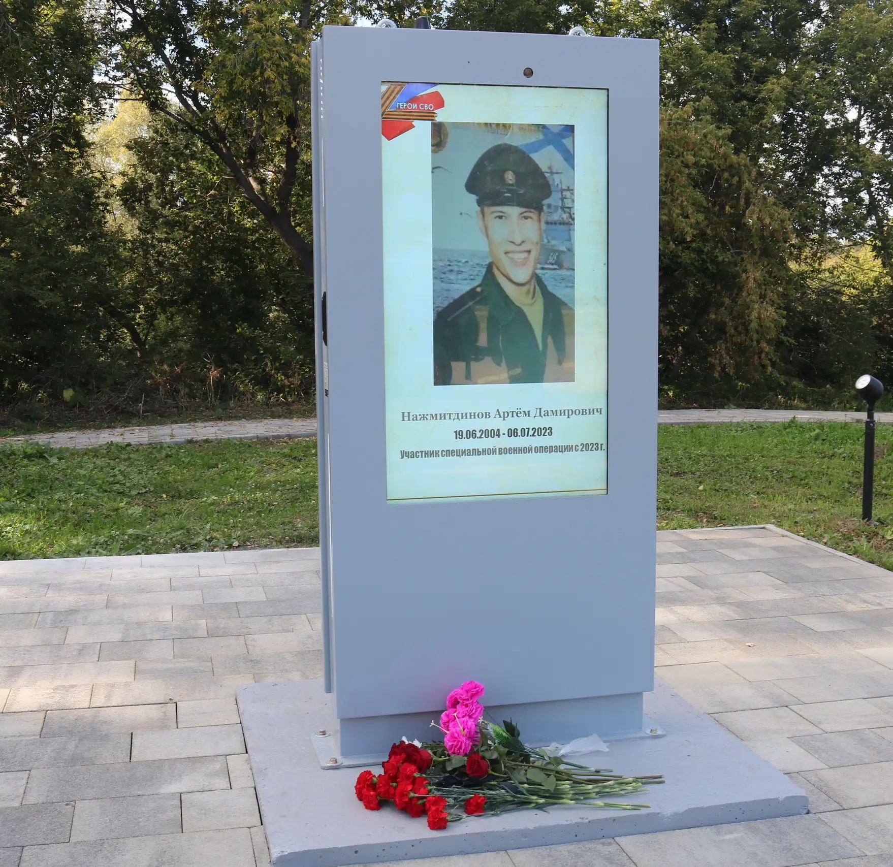 🕯 «Пока мы помним каждого поименно, они рядом с нами»: в Верхнеуральске открыли Фотоки...