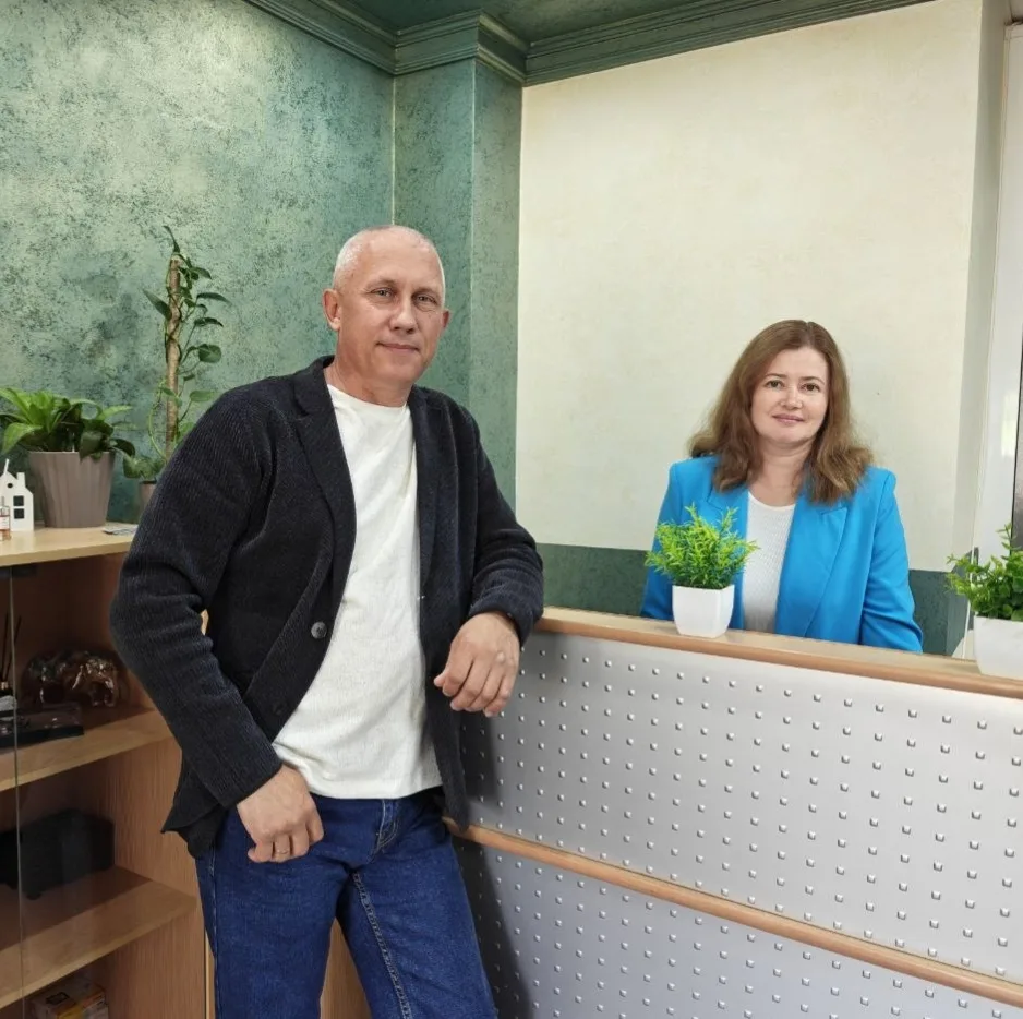 Привет! 👋 Мы — Алексей и Айгуль, уже более 8 лет работаем в сфере гостеприимства.