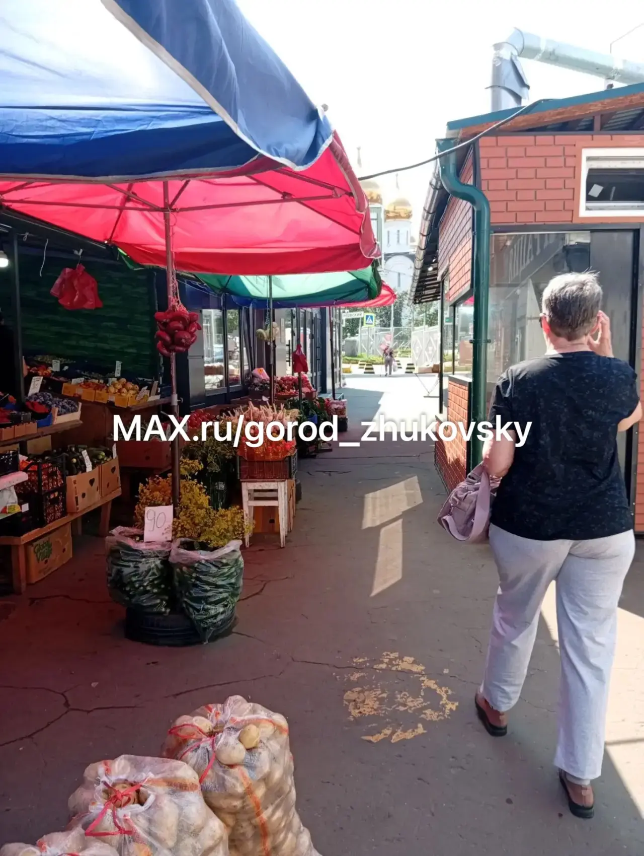 Куда жаловаться?! Пройти невозможно по тротуару. Администрация рынка не реагирует...
