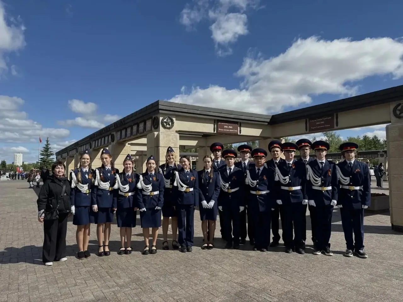 Связь поколений и вечная память🎖 Сегодня, в день Великой Победы, кадеты Следственного комитета вмест