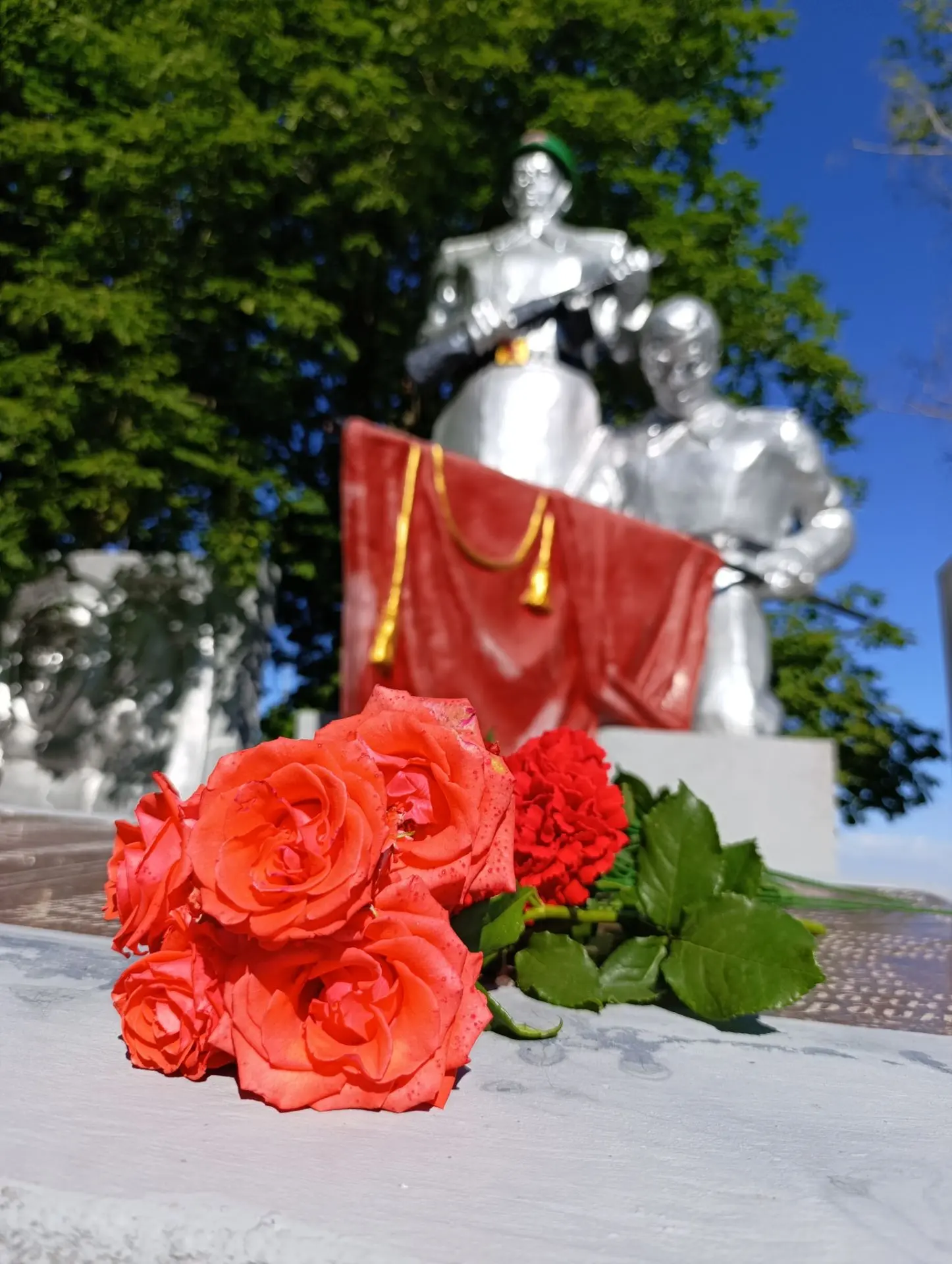 22.06.2026 В День памяти и скорби  работники  МБУ "Калининский СДК" возложили цветы к Братской могил