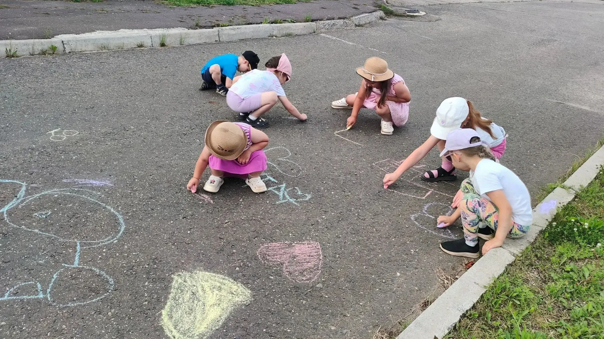 Краски лета у нас под ногами! 🌈☀️

Асфальт — это наш самый большой холст! Мы  просто рисовали, кажд