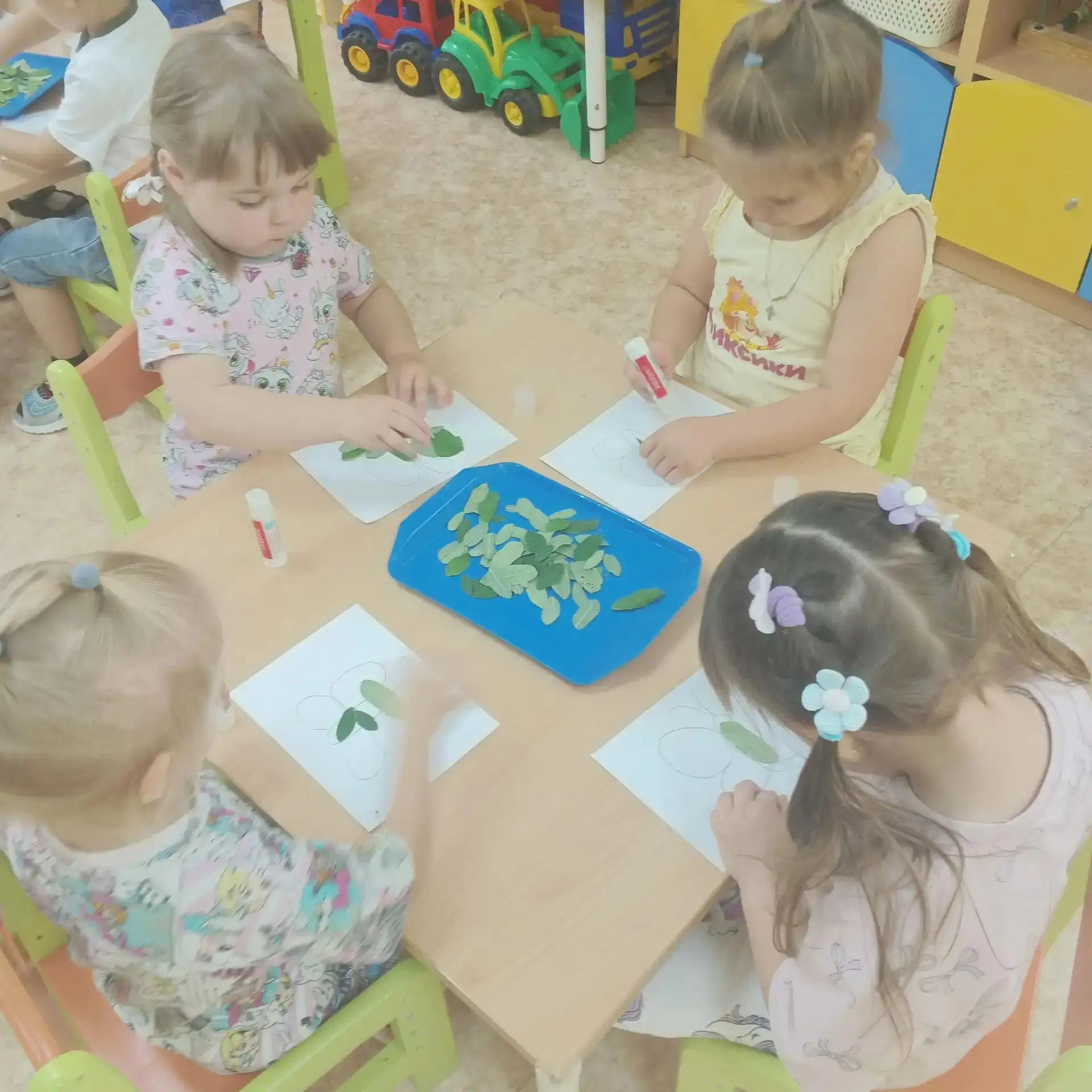 Малыши впервые попробовали создать изображение бабочки с помощью листочков рябины. Все старались акк