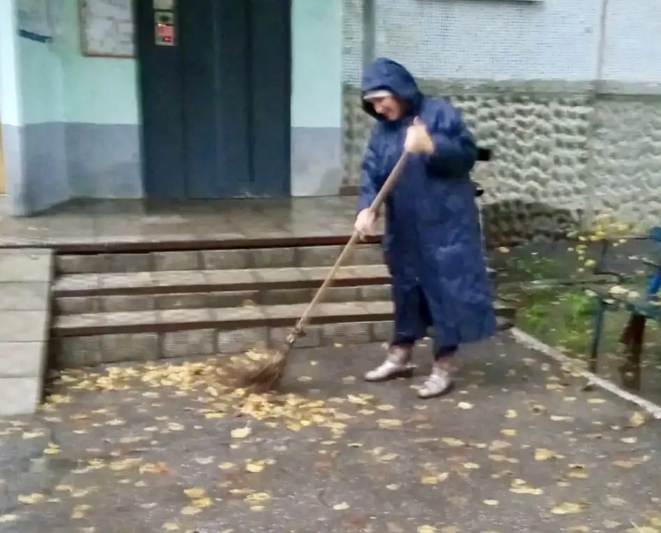 🧹Утренняя уборка придомовой территории по адресам: