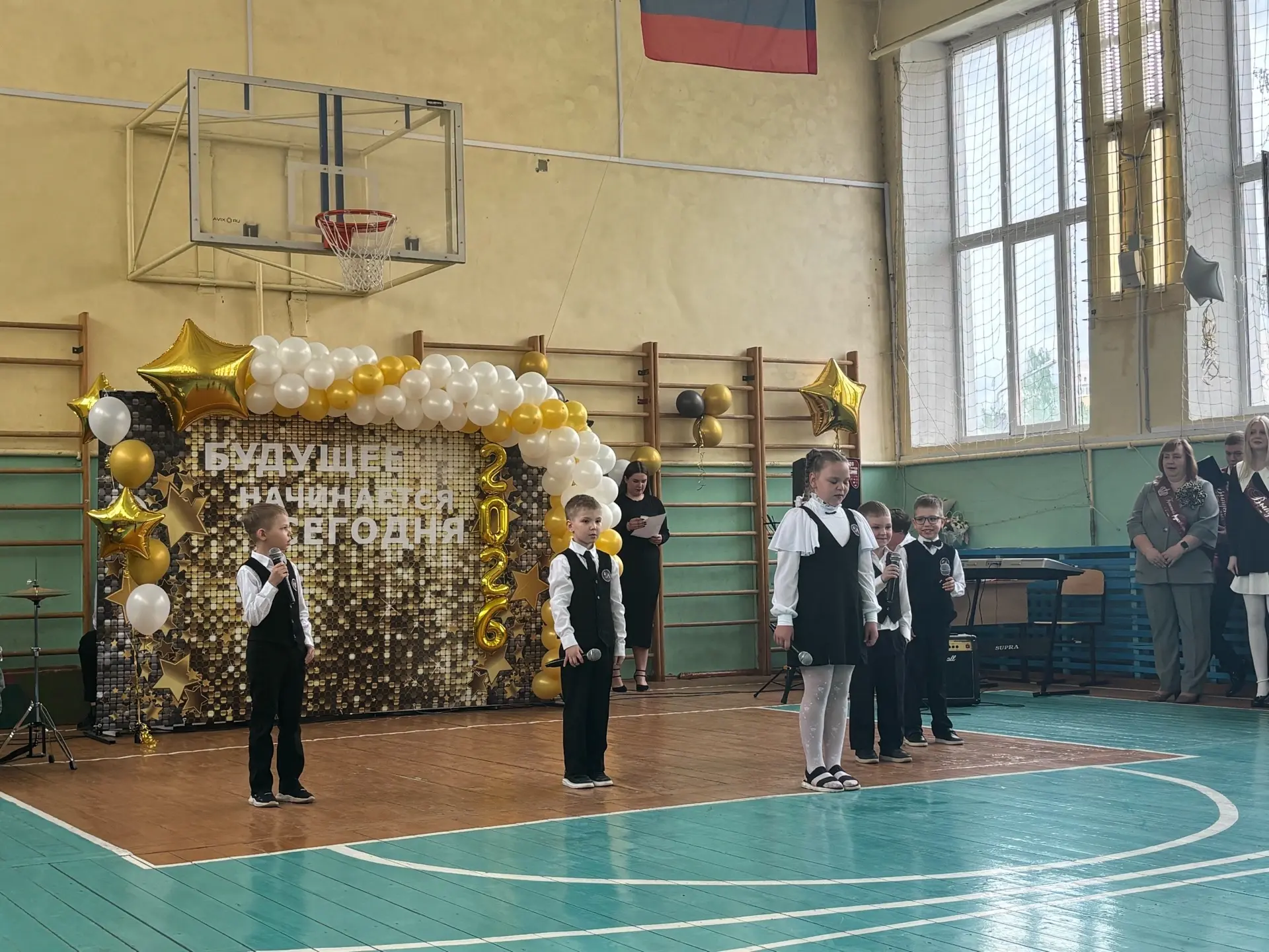 🛫 Самолётик будущего: от первого звонка до последнего! 🛬 В нашей школе есть замечательная традиция —