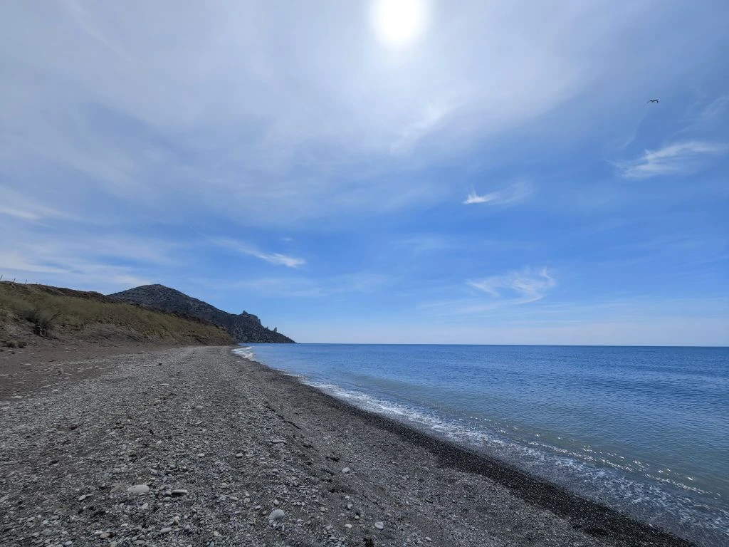 Небо безоблачно, солнце греет до +25 °С, море +18 °С — идеальное время для купания. Ско...