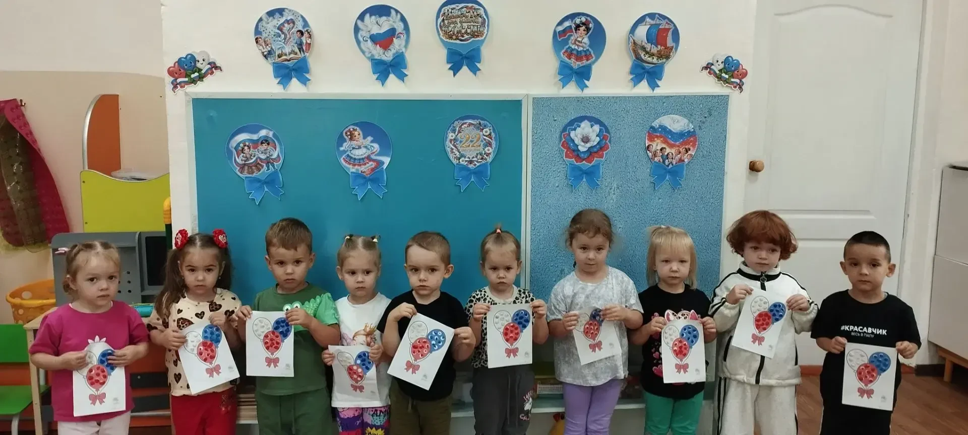 «Флаг России»: творческое занятие по аппликации и пластилинографии в группе № 2