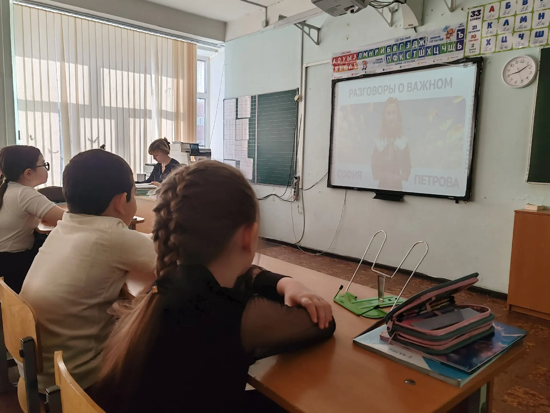✨ Учебная неделя в нашей школе началась с торжественной церемонии поднятия флага. Это стало доброй т