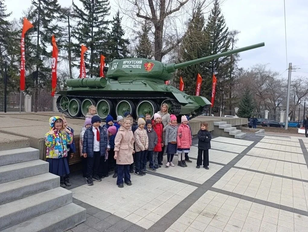 🌺🇷🇺 ПОМНИМ ПОДВИГ ГЕРОЕВ 🇷🇺🌺  Накануне Дня Победы ученики 1Б класса побывали на памятной экскурсии, 