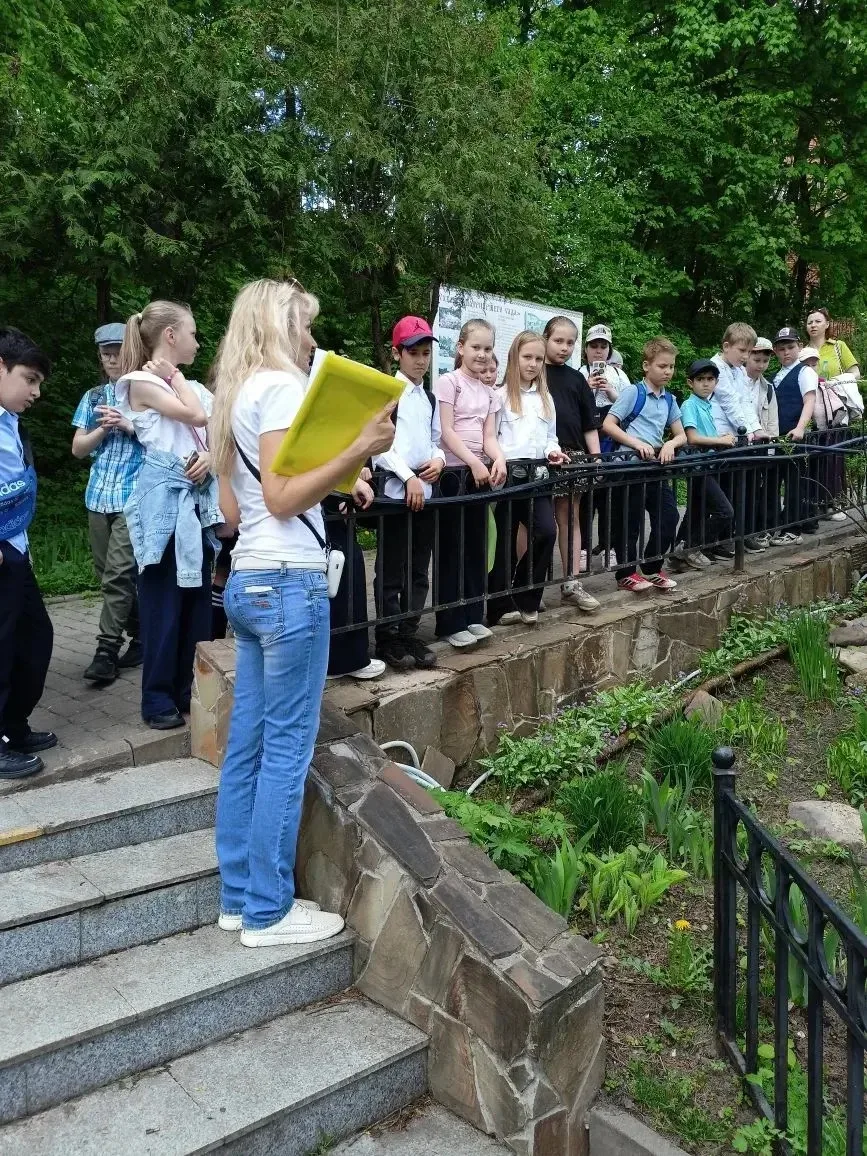 🌱3 ж класс ( классный руководитель-Лебедева Е.К.) посетил Патриаршие сады.  В рамках программы "Живы