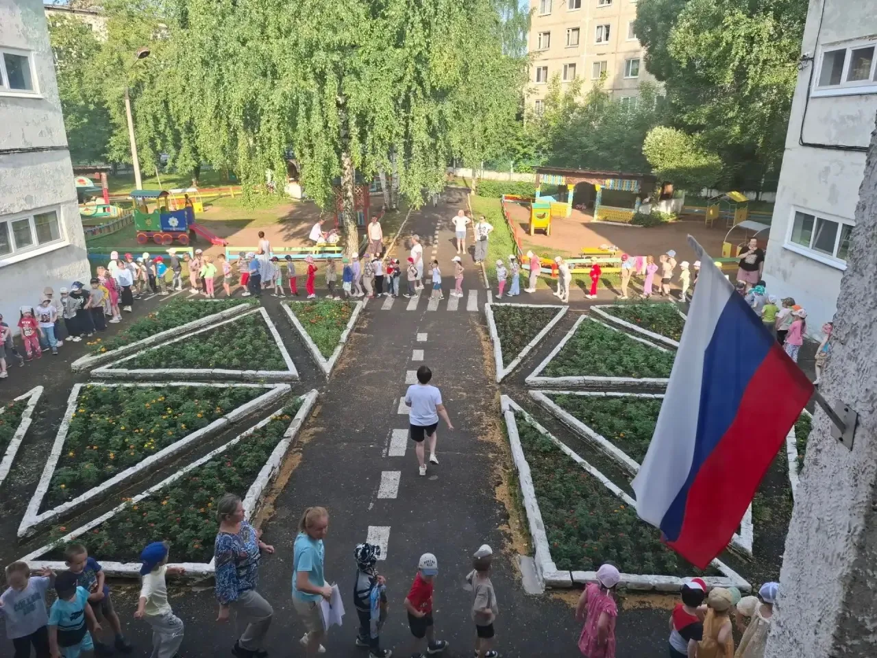 Кто утром в 8:00 прыгает выше всех? Это мы! 🐸

Каждое утро в нашем детском саду начинается с традиц