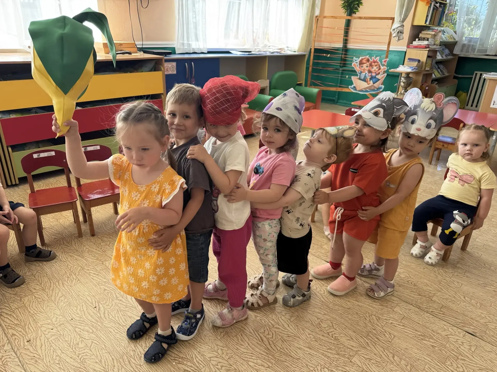 На прошлой неделе дети первой младшей группы устроили мини-спектакль по сказке «Репка». Они с удовол