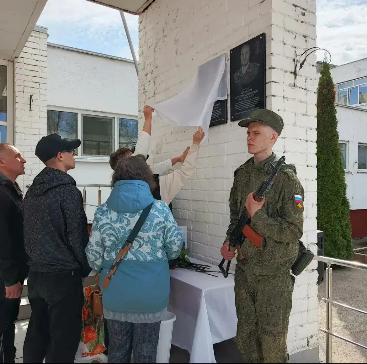 …Когда Отечество в беде,  Приходят ему на помощь сыновья, Всем сердцем землю Отчую любя, Порою в пра