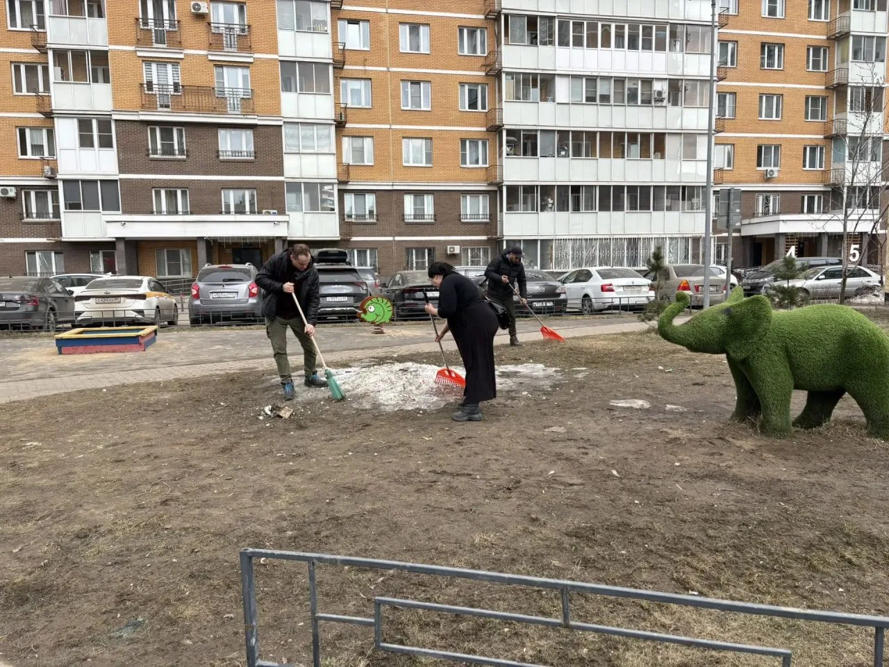 🌿 Сегодня сотрудники УК «Азимут» провели масштабный субботник на обслуживаемой территории  🔧 Что сде
