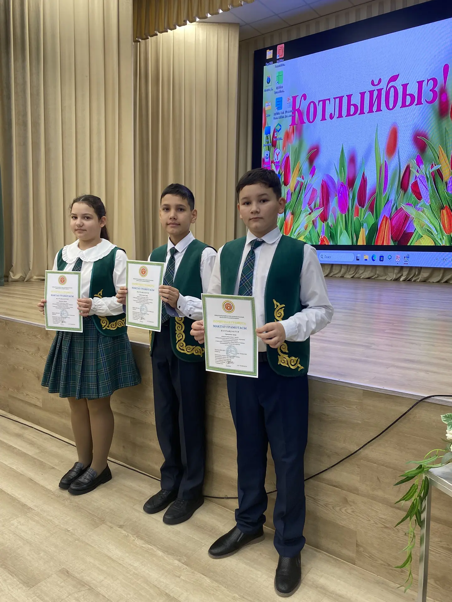 Поздравили ребят с успешным выступлением на канале «Шаян ТВ» в программе «Тамчы шоу»