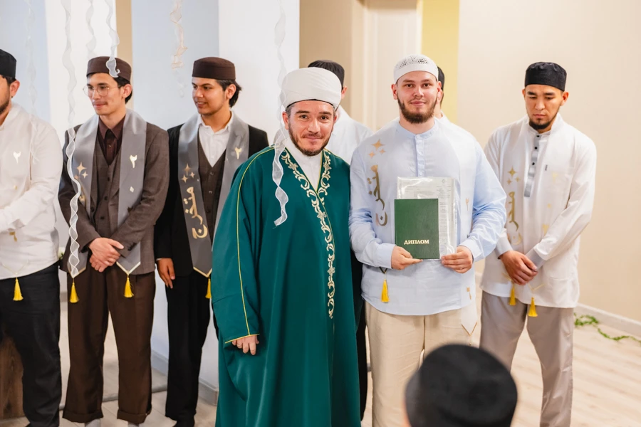 🎓🎓15 выпускников очного отделения «Мухаммадии» после 5 лет обучения получили дипломы

💫💫Юношам п