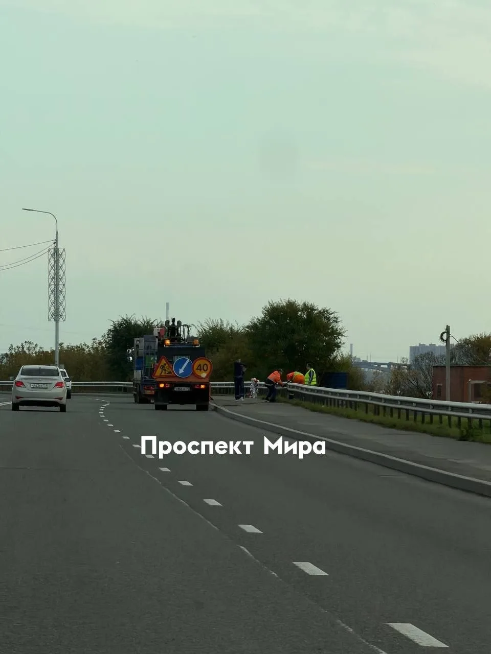 На Дубровинского, где недавно погибли девочки-студентки, правят ограду. Рядом находится...