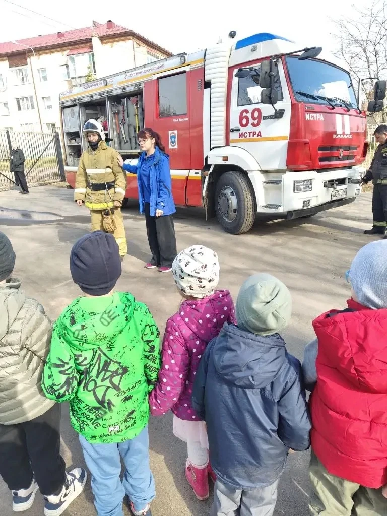 В дошкольном отделении 4-49 МОУ "СОШ имени А.П. Чехова" 1апреля прошла встреча с настоящими пожарным