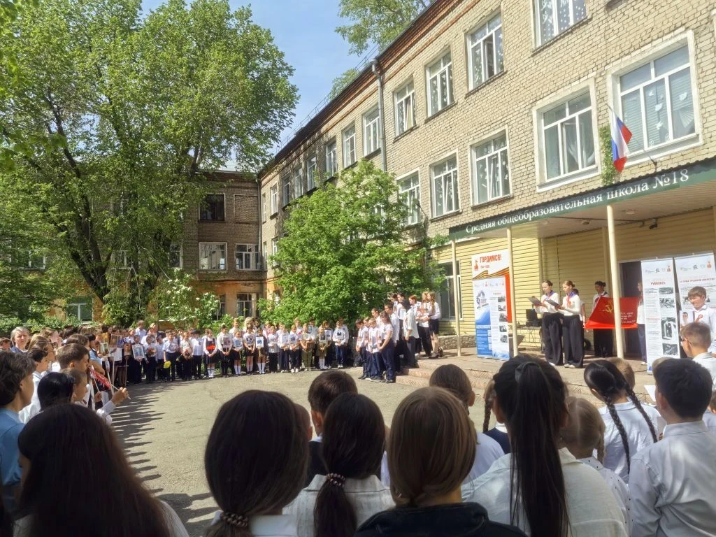 🇷🇺 В школе №18 Рубцовска прошло шествие «Бессмертного полка» 🎖️