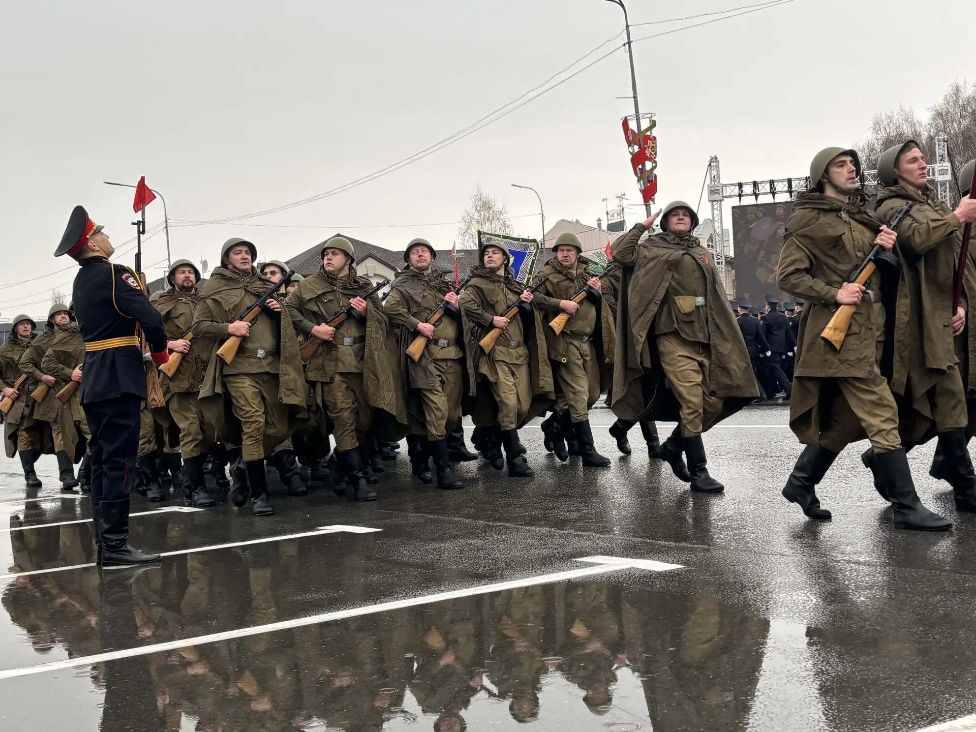 Торжественным маршем по центру города прошли территориальные подразделения МЧС, Росгвардии, МВД, суд