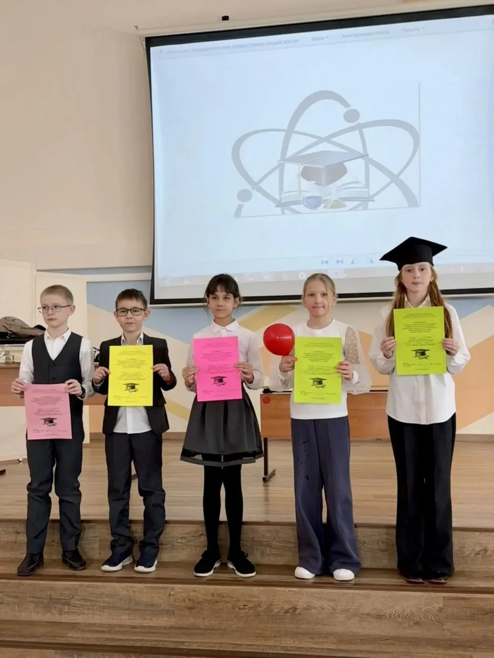 А ученики 3-4 классов поразили нас невероятными исследованиями! Они, как настоящие учёные, защищали 