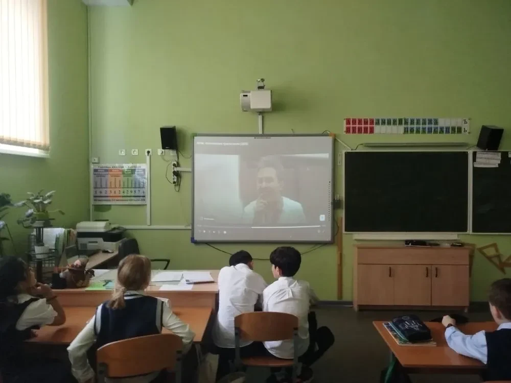 В преддверии Дня космонавтики ученики начальной школы погрузились в мир приключений, посмотрев худож