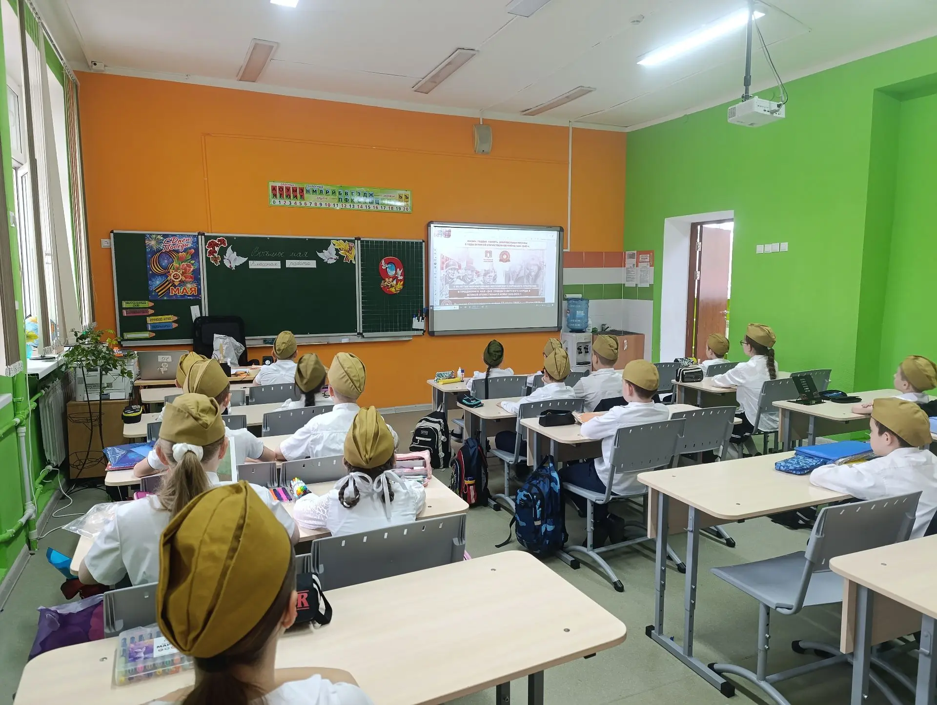 🇷🇺Урок Мужества  Сегодня, 8 мая 2026 года, тысячи московских школьников и студентов колледжей говоря