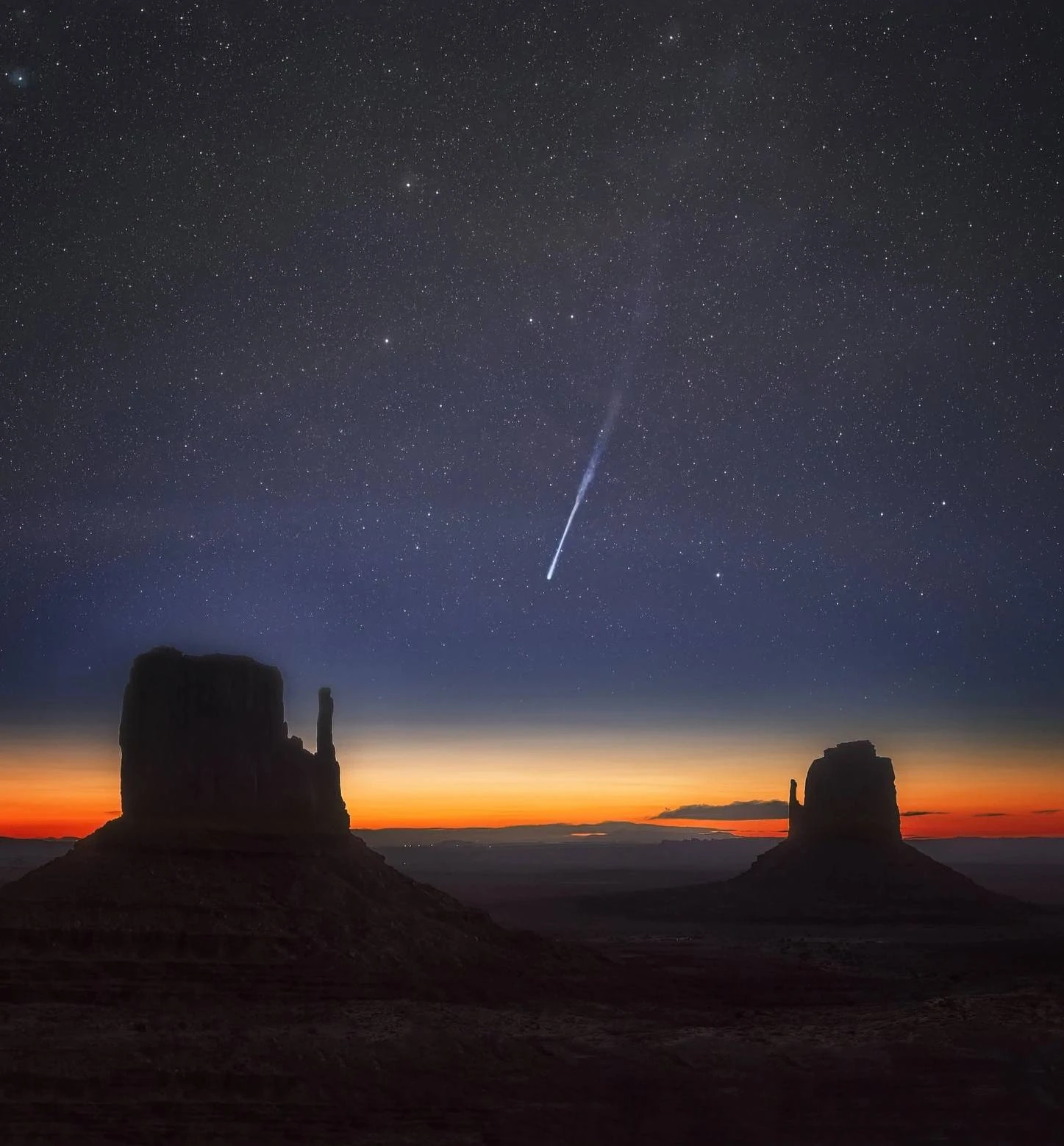 ☄️ Комета C/2025 R3 (PanSTARRS) над Долиной монументов штата Юта, апрель 2026 года.