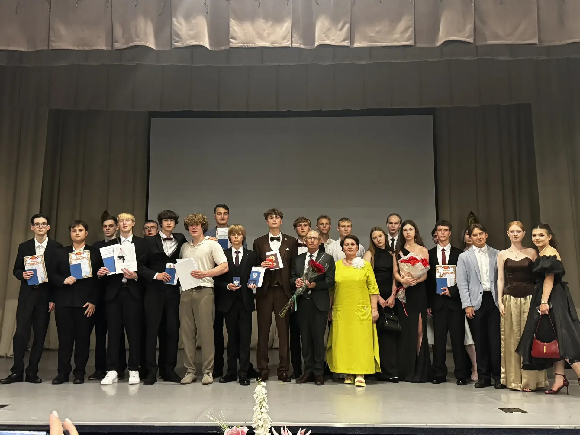 💫💫💫 В ДОБРЫЙ ПУТЬ, ДОРОГИЕ ВЫПУСКНИКИ - 2026!!!

В "Классической школе" получили документы об обр