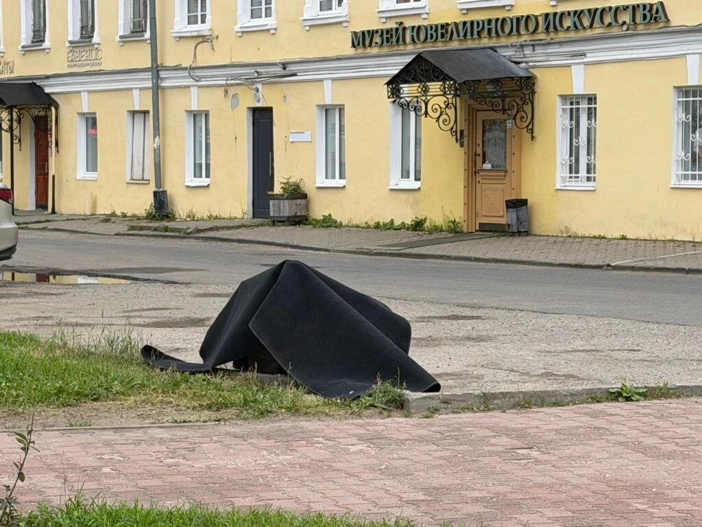 😢 В центре Костромы разрушили памятник ювелиру-кустарю.

По предварительной информации, ночью в ску