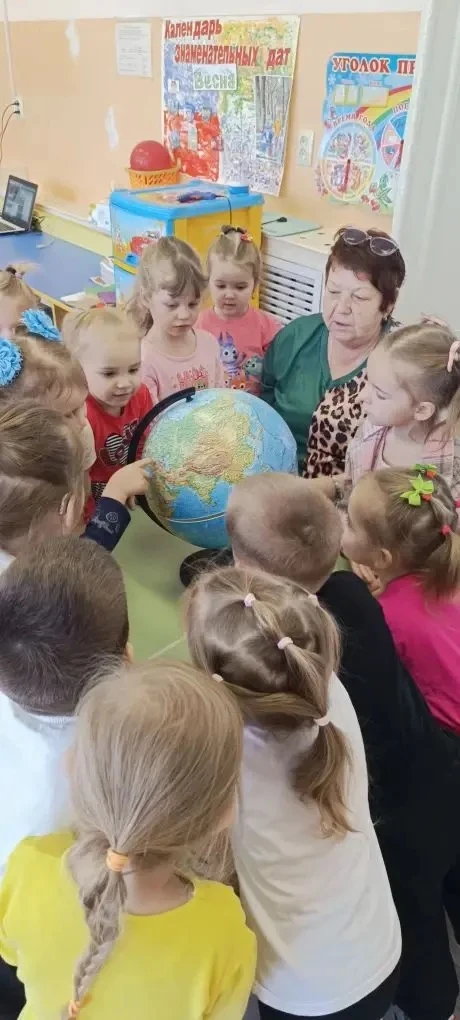 Сегодня в группе №16 прошёл особенный день, посвящённый нашей прекрасной планете! 🌍✨  Ребята погрузи