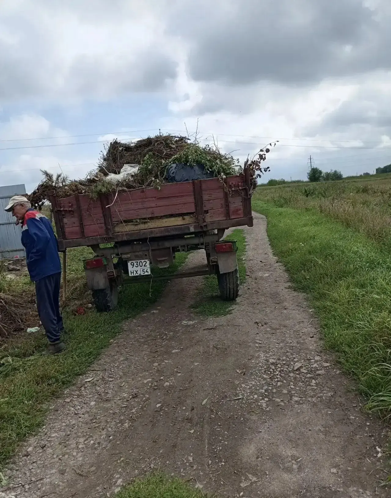 Снова субботник 🚜На территории кладбища посёлка Искра работники по благоустройству про...