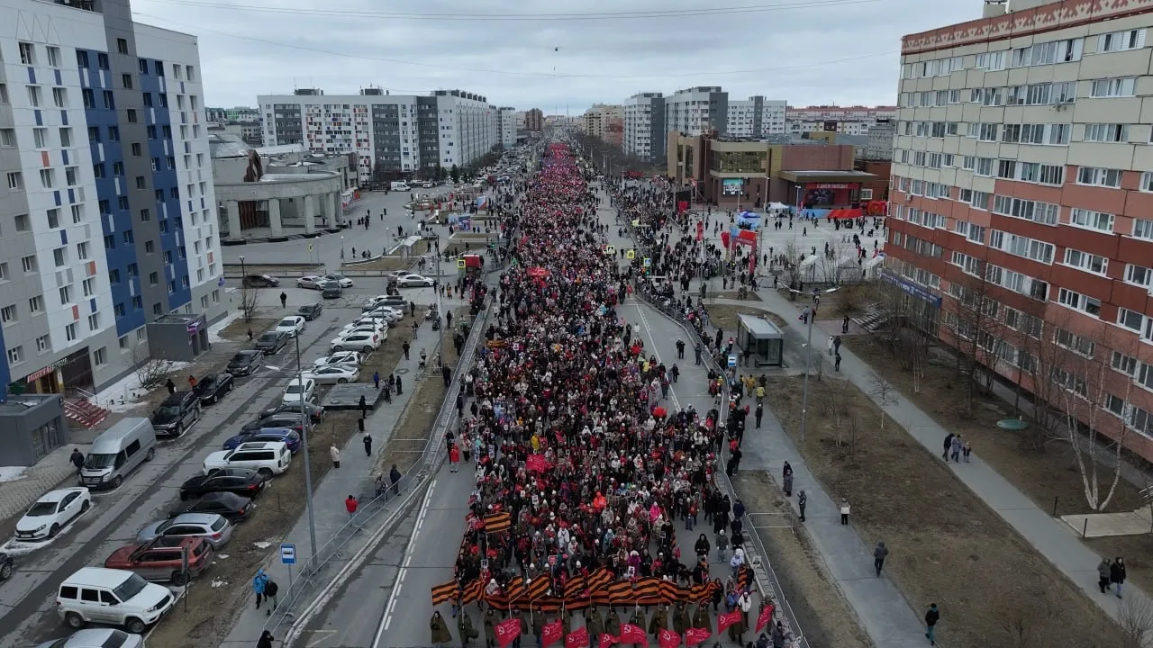 Сегодня в Новом Уренгое, как и по всей стране, проходит шествие Бессмертного полка. В руках — фотогр