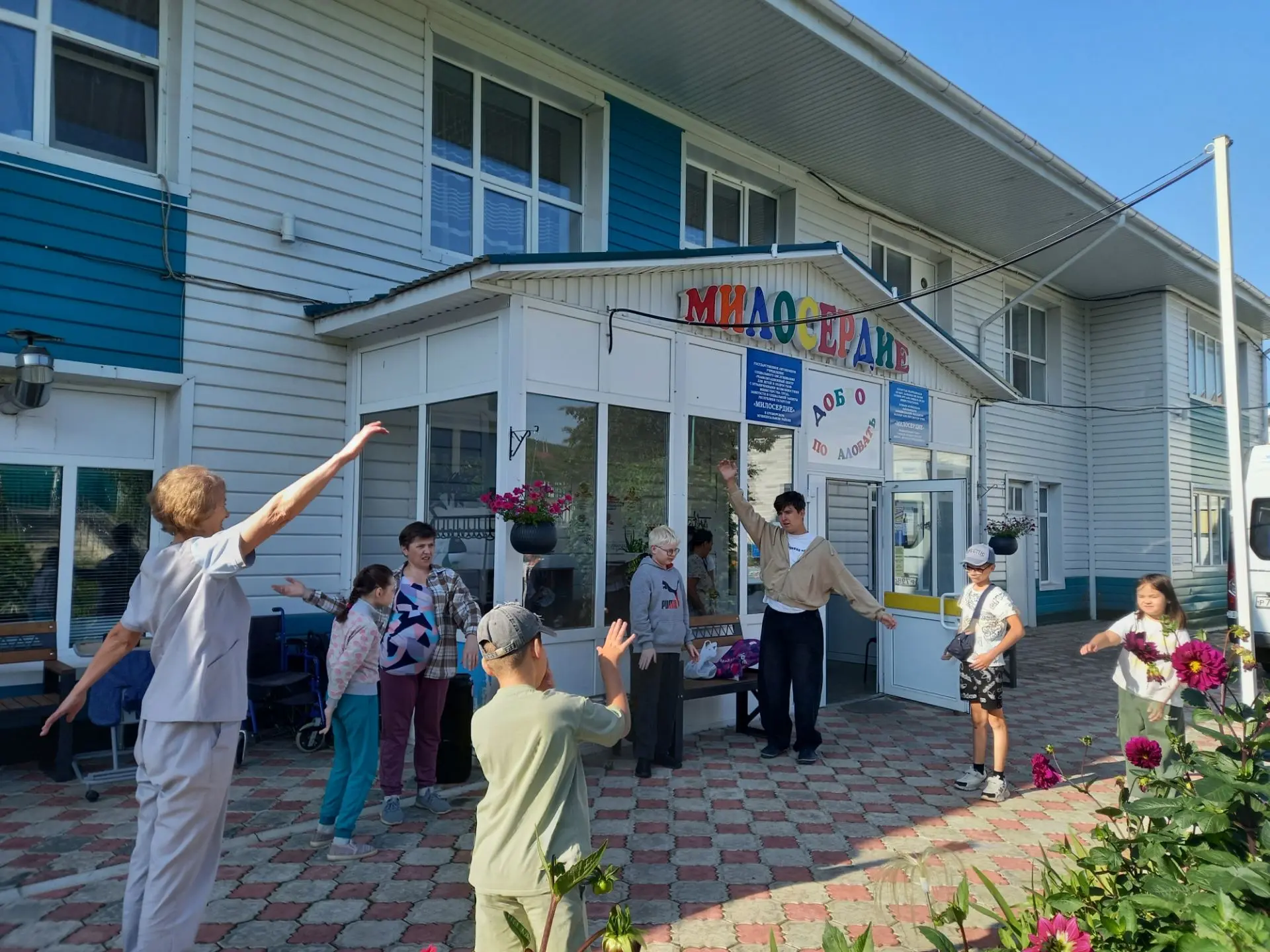 Утренняя зарядка под музыку помогает детям быстро проснуться, поднять настроение и разм...
